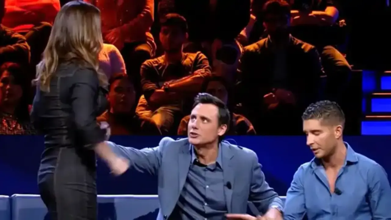 El presentador debi&oacute; mediar entre Elena Rodr&iacute;guez y &Aacute;lex Ghita para evitar que la discusi&oacute;n escalara. / Telecinco
