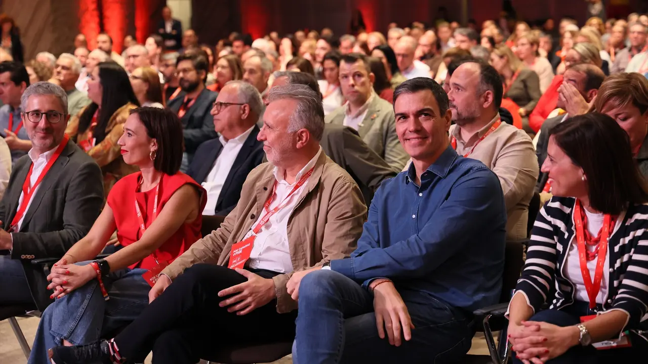 El secretario general del PSOE y presidente del Gobierno, Pedro S&aacute;nchez (2d), y el secretario general del PSOE de Canarias y ministro de Pol&iacute;tica Territorial y Memoria Democr&aacute;tica, &Aacute;ngel V&iacute;ctor Torres (c). / EP