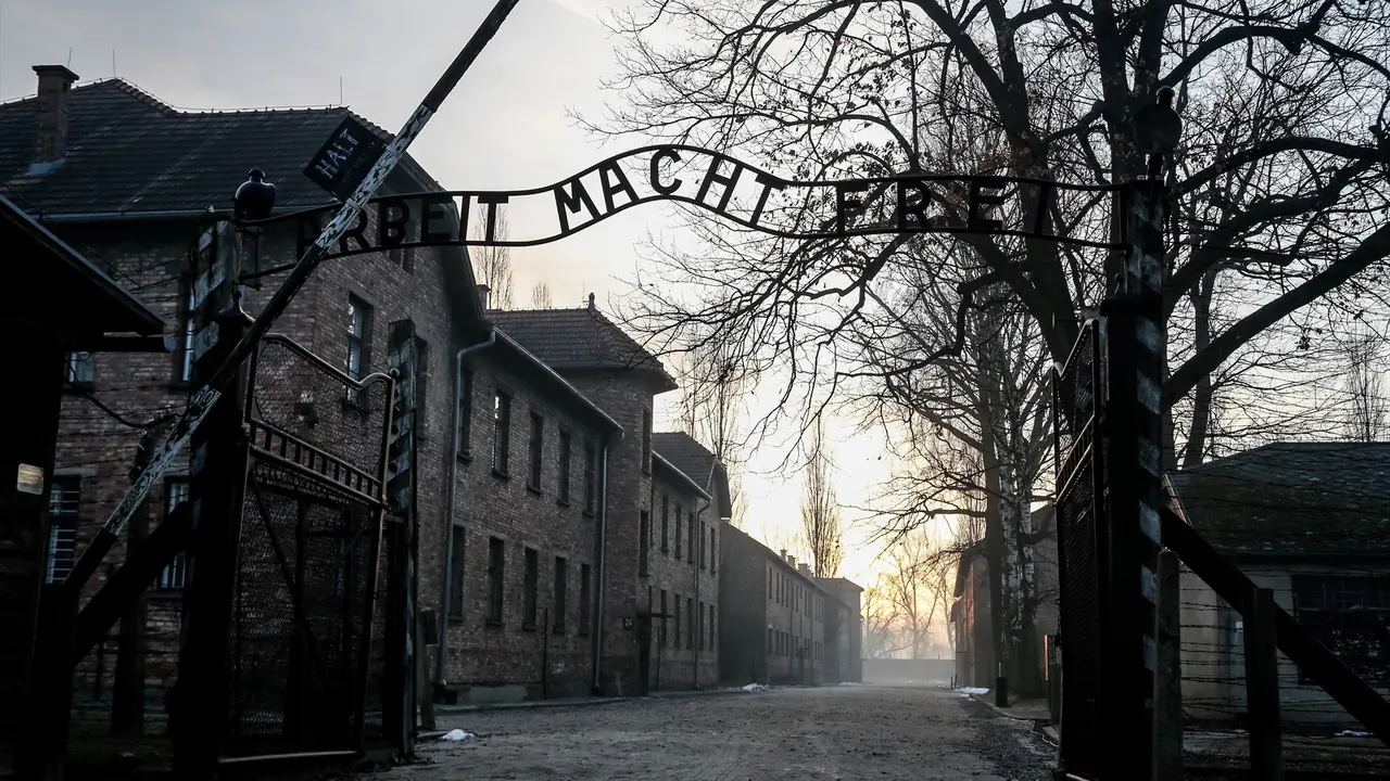Entrada al campo de concentraci&oacute;n de Auschwitz-Birkenau. / Dominika Zarzycka