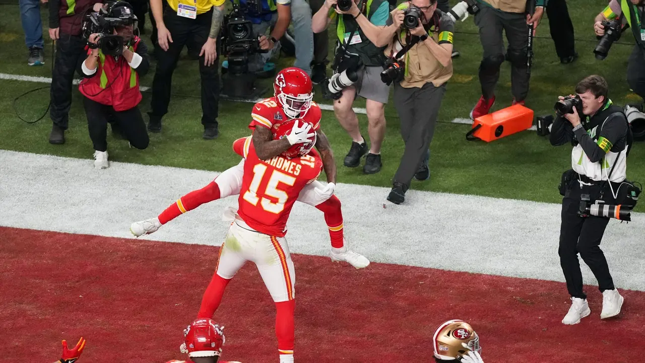 Patrick Mahomes celebra con Mecole Hardman el 'touchdown'ganador para los Kansas City Chiefs ante los San Francisco 49ers en la LVIII Super Bowl. / NFL