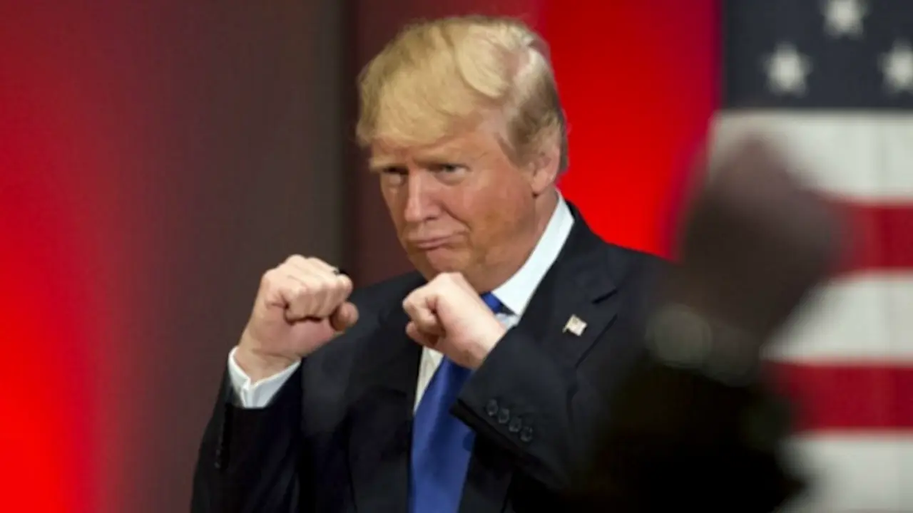 El presidente Donald Trump se dirige a los medios desde la Casa Blanca, reafirmando su compromiso con las redadas nacionales de inmigrantes ilegales acusados ​​de delitos, como parte de su estrategia para restaurar el orden social en Estados Unidos.