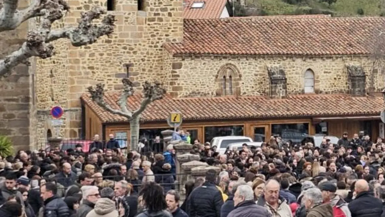 Cientos de personas se congregan a las puertas de la iglesia de San Vicente M&aacute;rtir en Potes para dar el &uacute;ltimo adi&oacute;s a Olaya Cu&eacute;tara e In&eacute;s Guti&eacute;rrez, las dos j&oacute;venes fallecidas en el tr&aacute;gico accidente de tr&aacute;fico en Turieno. El pueblo, consternado, mostr&oacute; su apoyo a las familias en un emotivo funeral. / Red X