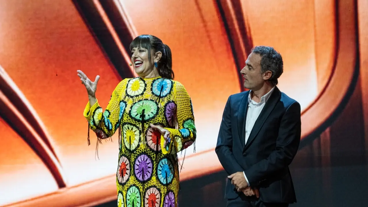 La actriz Yolanda Ramos y el director de cine Daniel Guzm&aacute;n durante la gala de entrega de los Premios Feroz 2025. / Elena Fern&aacute;ndez