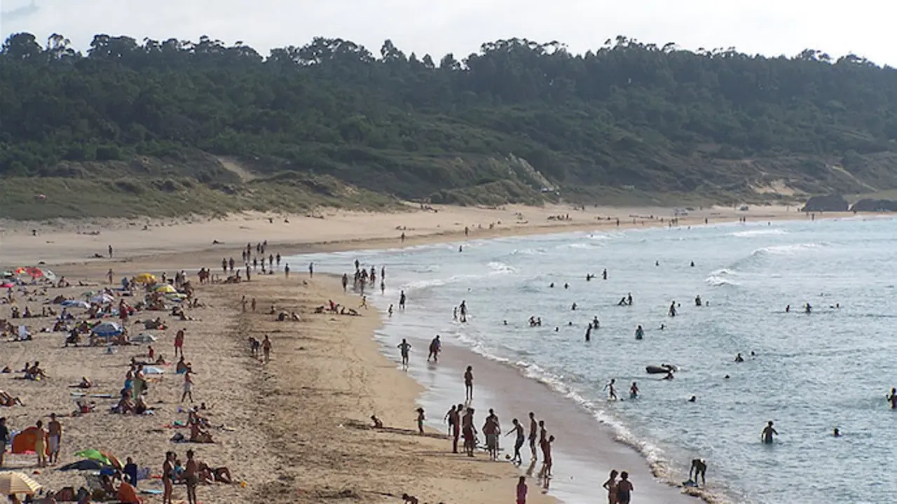 Una  playa de Loredo en Cantabria. / T.C