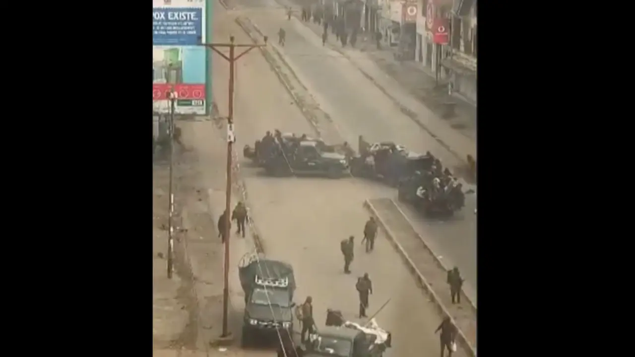 Fuerzas rebeldes del M23 bloquean una calle en Goma, Rep&uacute;blica Democr&aacute;tica del Congo, tras tomar el control de la ciudad. La captura de este enclave estrat&eacute;gico ha desatado el p&aacute;nico entre los habitantes y ha provocado una escalada de decenas.