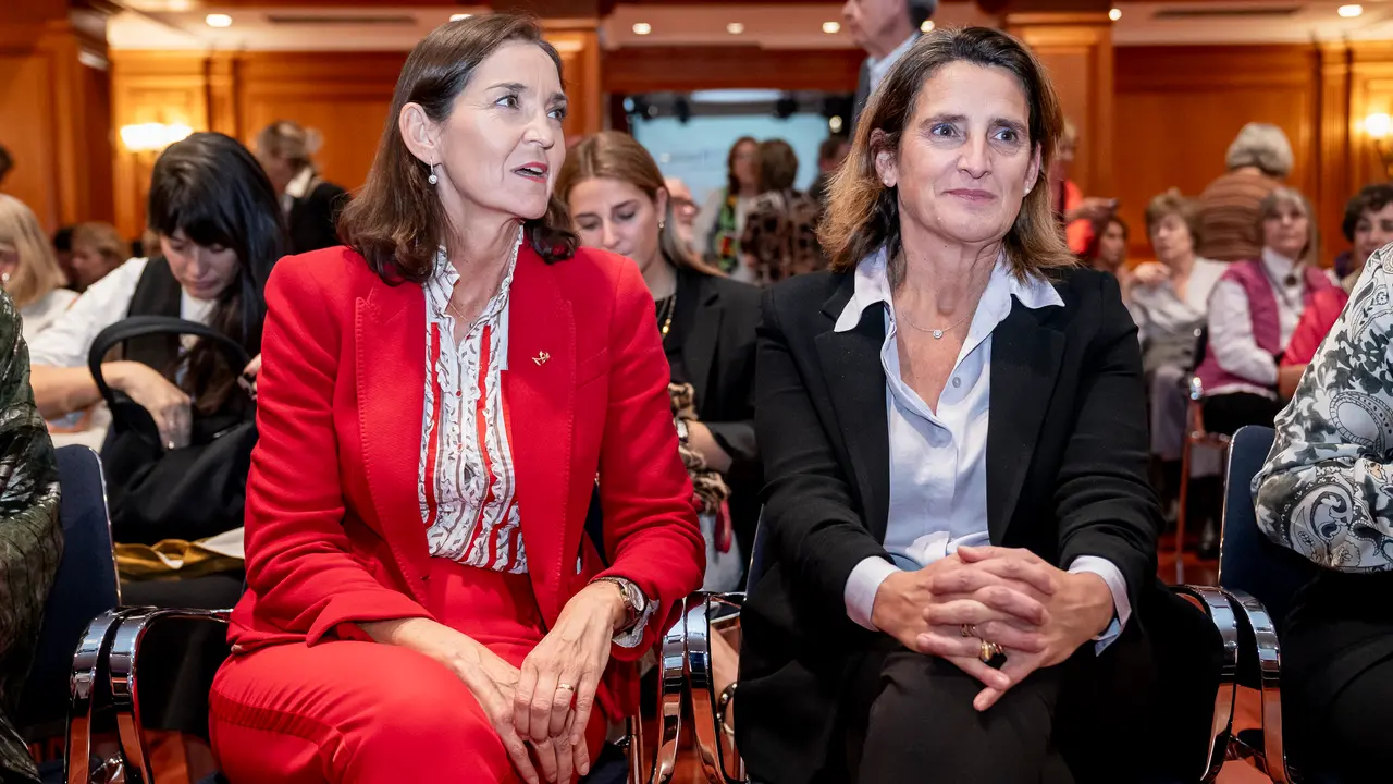 La vicepresidenta tercera y ministra para la Transici&oacute;n Ecol&oacute;gica y el Reto Demogr&aacute;fico, Teresa Ribera (d), y la portavoz del PSOE en el Ayuntamiento de Madrid, Reyes Maroto(i). / A. P&eacute;rez Meca