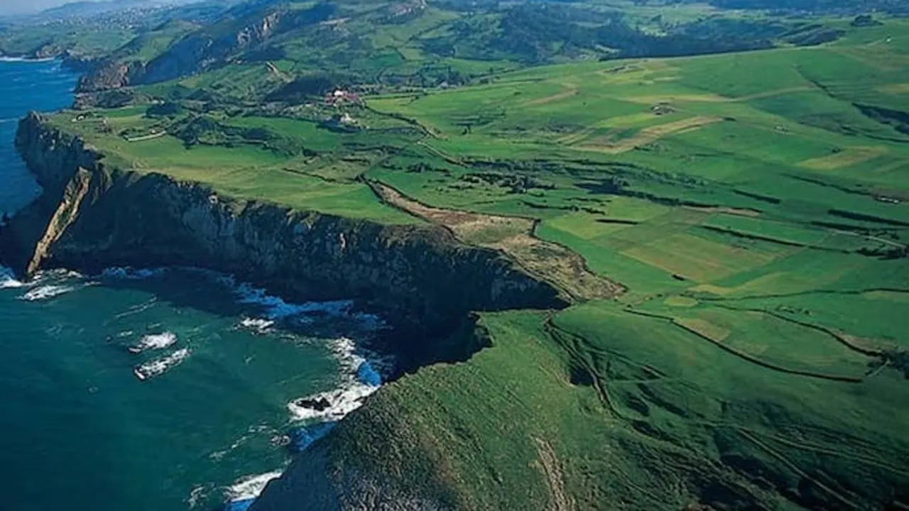 Vista general de uno de los paisajes de la costa de Cantabria. / T.C