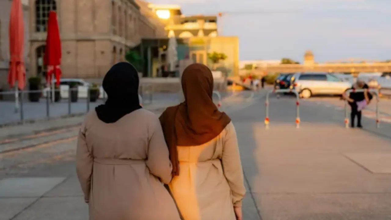 Dos personas de origen &aacute;rabe caminan por las calles.