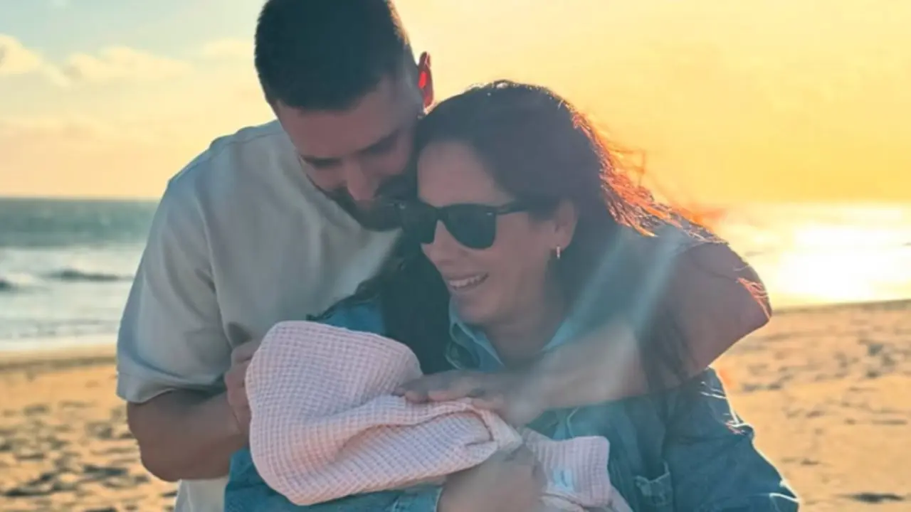 Anabel Pantoja junto a su pareja, David Rodr&iacute;guez y su hija Alma. / Redes sociales