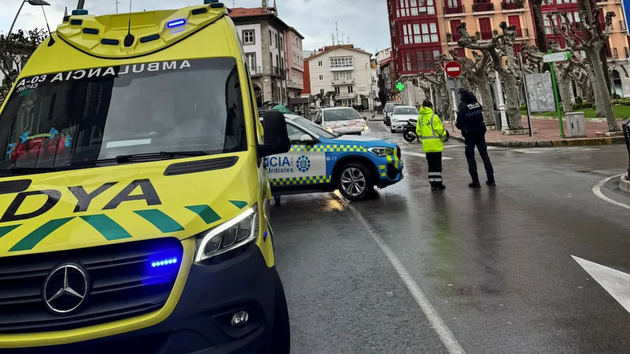 Desalojo en Castro Urdiales tras aviso de bomba | Agentes de la Polic&iacute;a Local y efectivos de emergencias bloquearon el acceso al IES Ata&uacute;lfo Argenta despu&eacute;s de que el centro fuera evacuado ante una amenaza explosiva. La Guardia Civil inspecciona la zona con perros especializados.