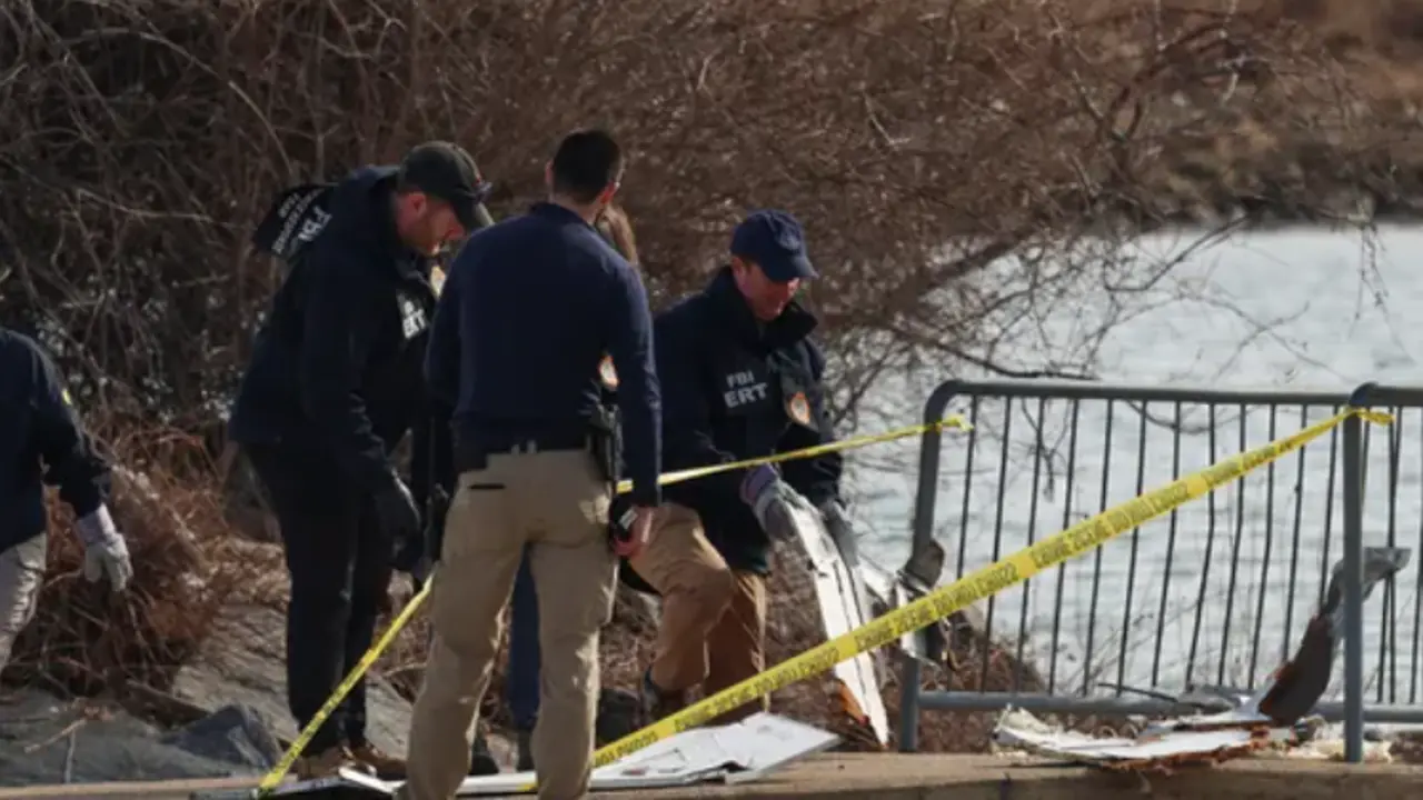 Agentes del FBI y equipos de rescate inspeccionan restos del accidente a&eacute;reo en la orilla del r&iacute;o Potomac, en Washington. La colisi&oacute;n entre un avi&oacute;n de American Airlines y un helic&oacute;ptero militar Black Hawk dej&oacute; 67 muertos y una ciudad en duelo mientras contin&uacute;an las labores de recuperaci&oacute;n.