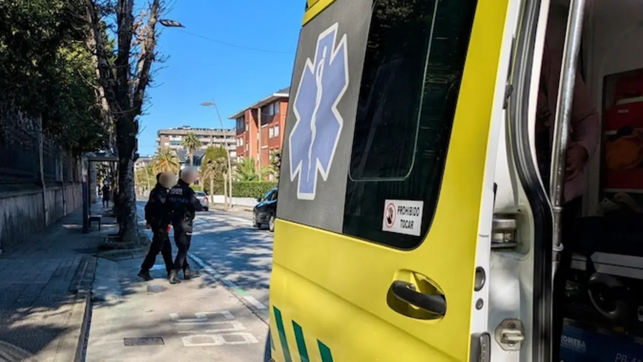Los servicios de emergencia acuden a atender el atropello de un peat&oacute;n. / DYA