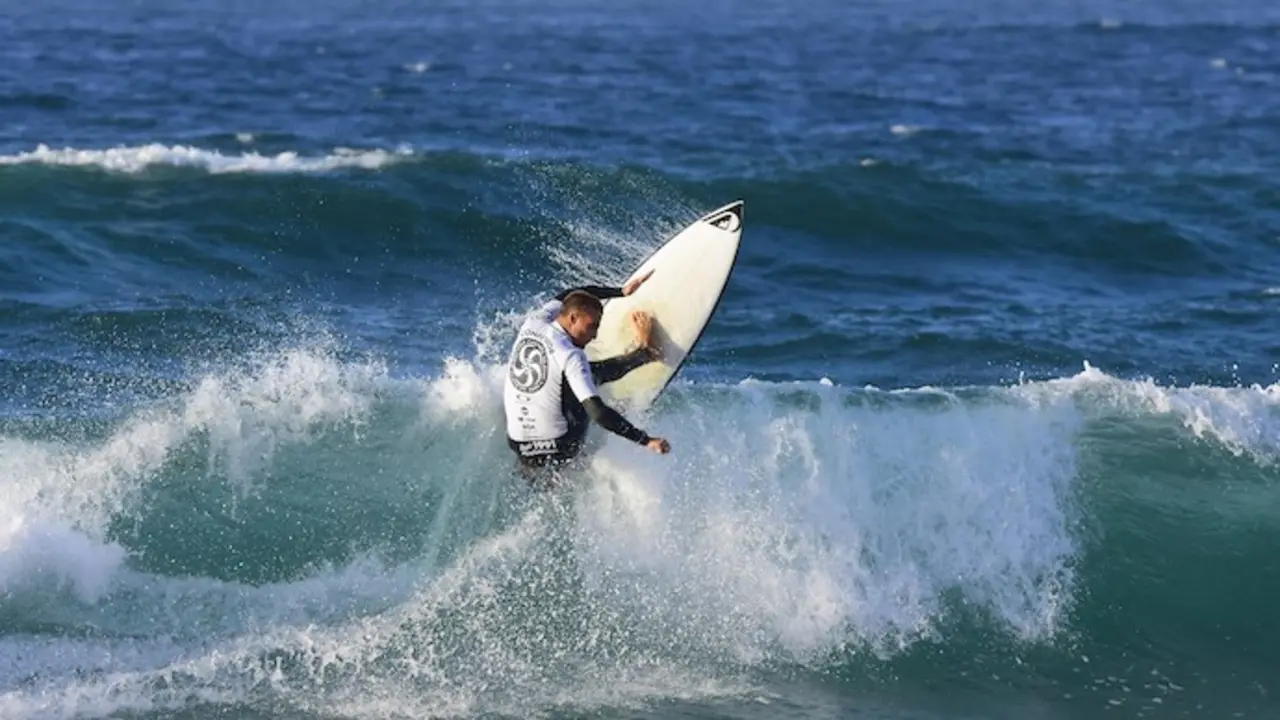 Un surfista en la playa de Somo. /  E.C.F