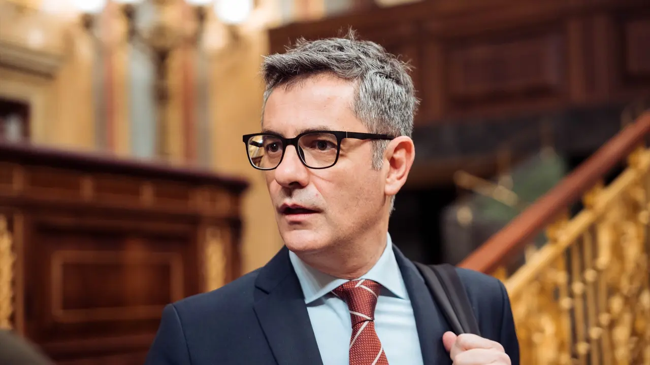 El ministro de la Presidencia, Justicia y Relaciones con las Cortes, F&eacute;lix Bola&ntilde;os, a su llegada a una sesi&oacute;n plenaria extraordinaria, en el Congreso de los Diputados. / Gabriel Luengas