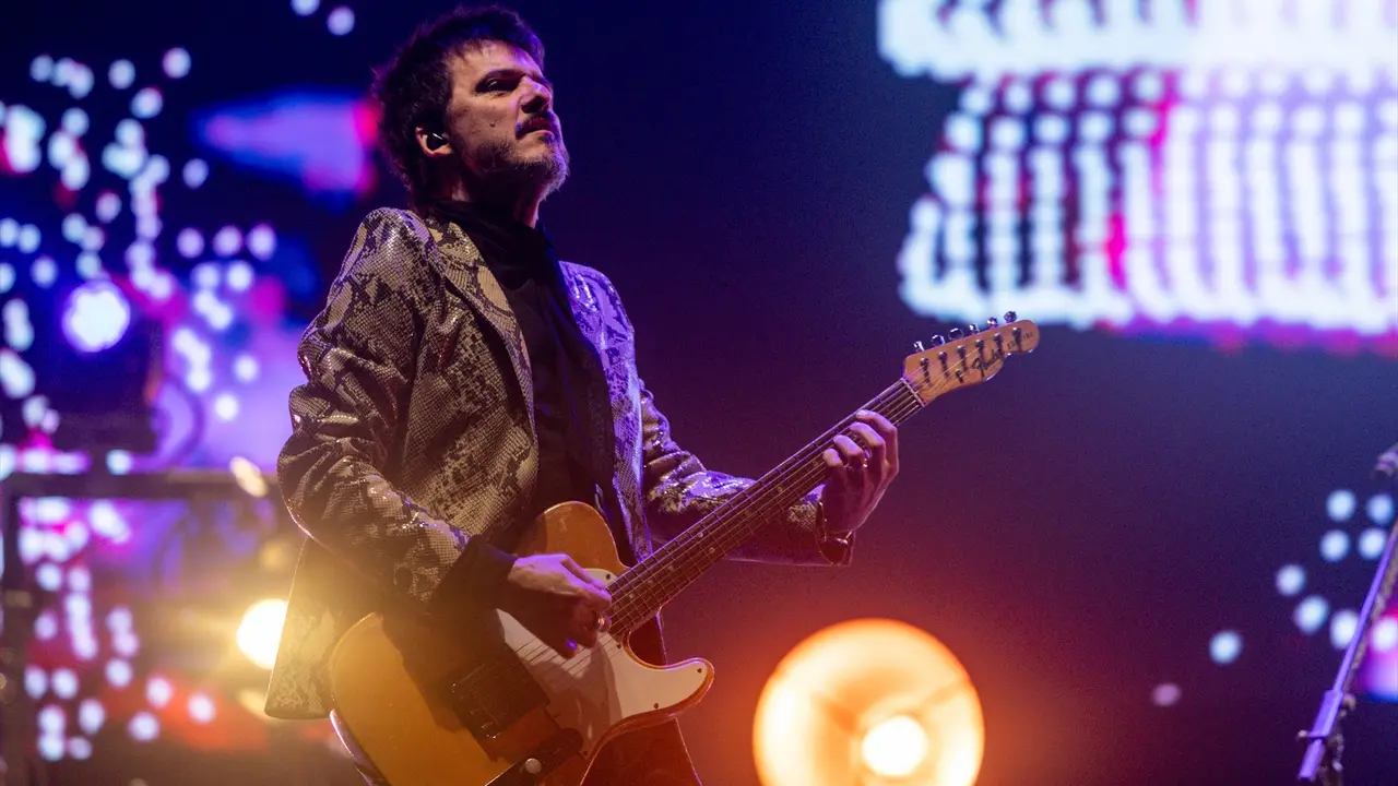 El artista, Coque Malla, durante su concierto, en el Movistar Arena. / Ricardo Rubio