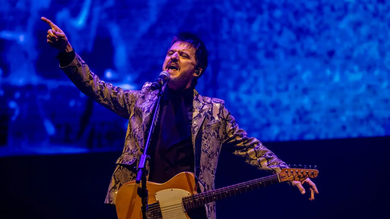 El artista, Coque Malla, durante su concierto, en el Movistar Arena. / Ricardo Rubio