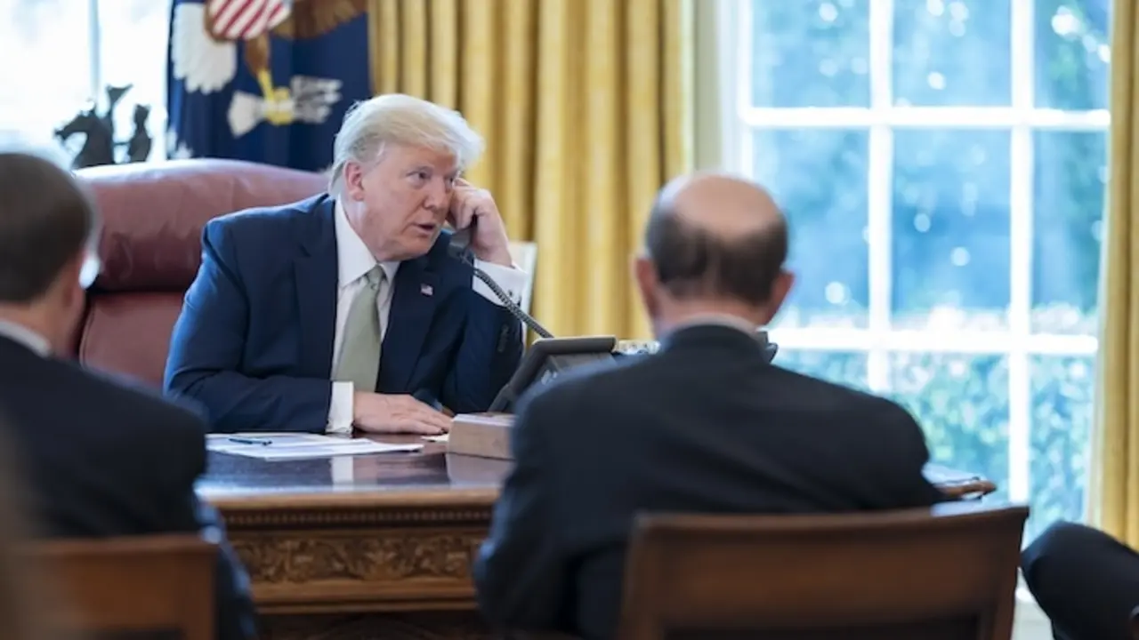 El presidente Donald J. Trump participa en una llamada telef&oacute;nica durante una reuni&oacute;n con el vicepresidente Mike Pence, asesores econ&oacute;micos, asesores principales de la Casa Blanca y miembros del Grupo de Trabajo sobre Coronavirus de la Casa Blanca para discutir las cadenas de suministro en respuesta al brote de coronavirus el martes 17 de marzo de 2020, en la Oficina Oval de la Casa Blanca. ..Personas: Presidente Donald Trump.
Fecha: 14/03/2020. leer menos

Foto de archivo

Firma: Europa Press / Contacto / SMG
