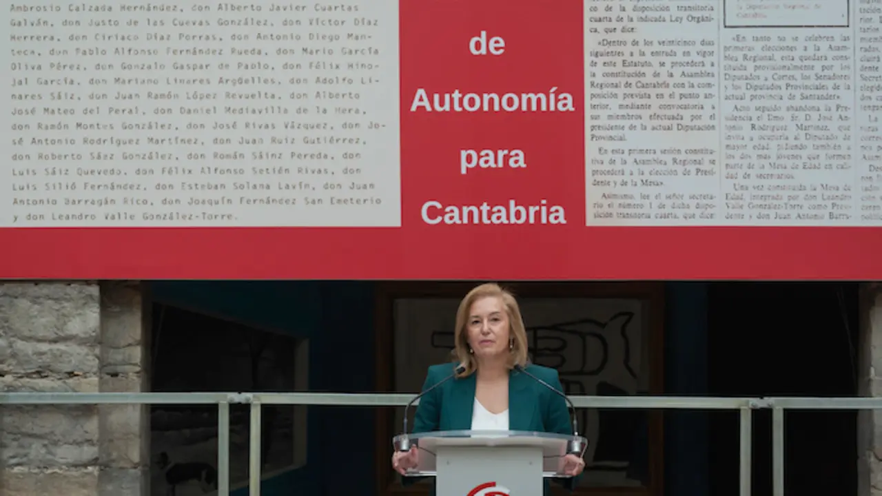 La presidenta del Parlamento de Cantabria, Mar&iacute;a Jos&eacute; Gonz&aacute;lez Revuelta, durante su intervenci&oacute;n en el acto de conmemoraci&oacute;n del 43&ordm; aniversario del Estatuto de Autonom&iacute;a de Cantabria, celebrado en la sede del Legislativo regional. Detr&aacute;s, un cartel con los nombres de los 34 primeros diputados auton&oacute;micos, entre ellos don Ciriaco D&iacute;az Porras, gerente de este medio de comunicaci&oacute;n.