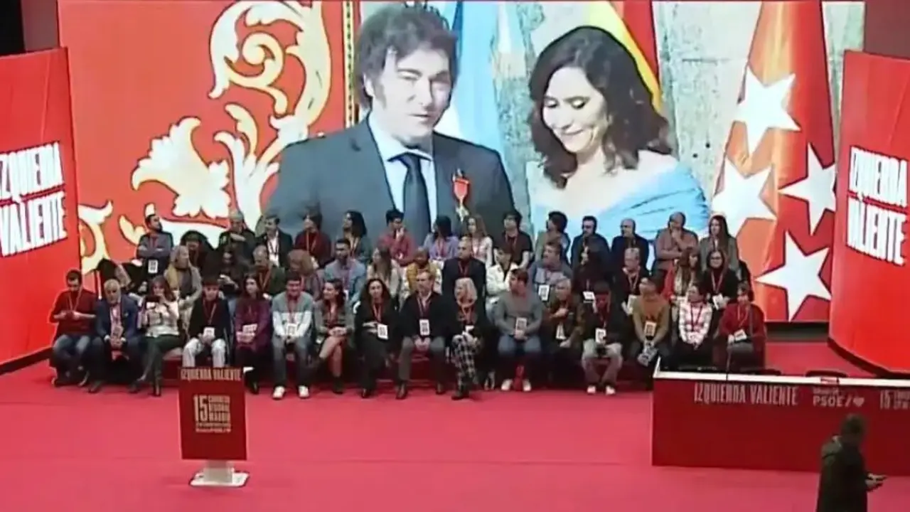 Imagen del XV Congreso Regional del PSOE de Madrid, donde se proyect&oacute; un v&iacute;deo en el que se mezclan im&aacute;genes de Isabel D&iacute;az Ayuso y su pareja con referencias al asalto al Capitolio, marchas nazis y otros l&iacute;deres internacionales, en un intento de ataque pol&iacute;tico por parte de los socialistas. El evento, celebrado en Legan&eacute;s, tuvo como lema &laquo;La izquierda valiente&raquo;.