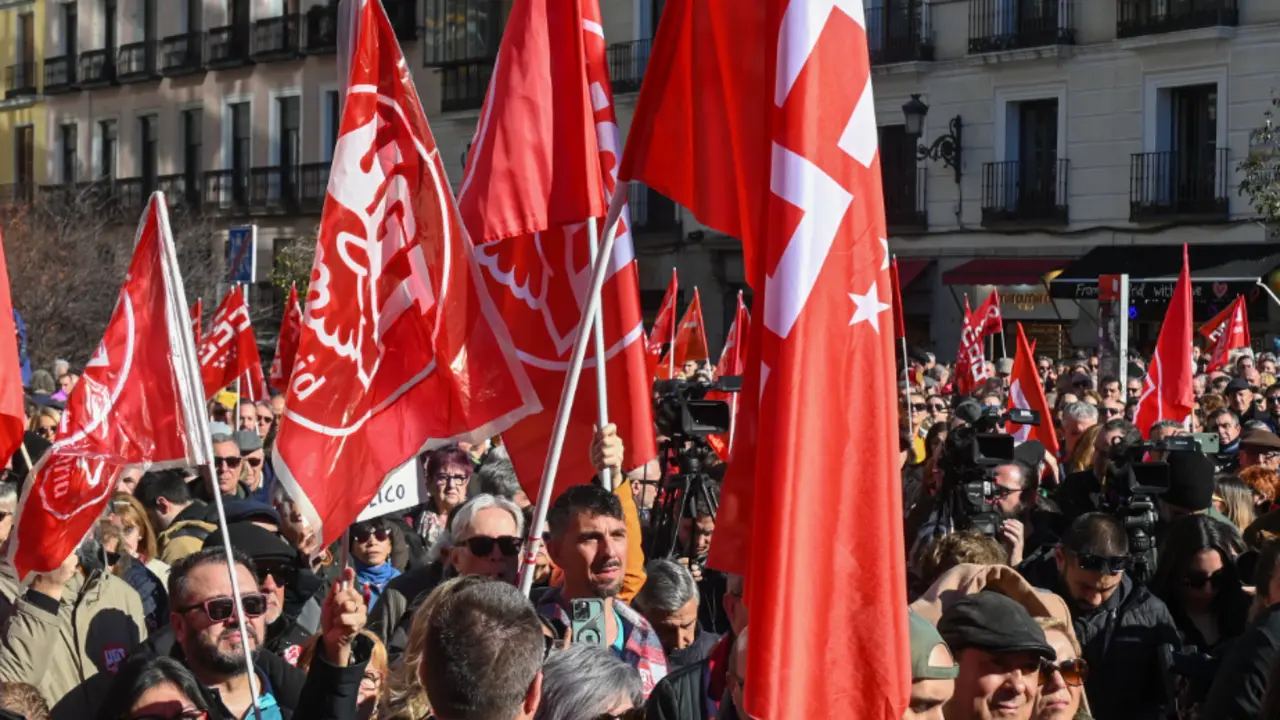 Manifestaci&oacute;n convocada por CCOO y UGT en la Plaza Jacinto Benavente de Madrid, con asistencia reducida y un fuerte protagonismo de banderas sindicales. / R. ZUBELZU