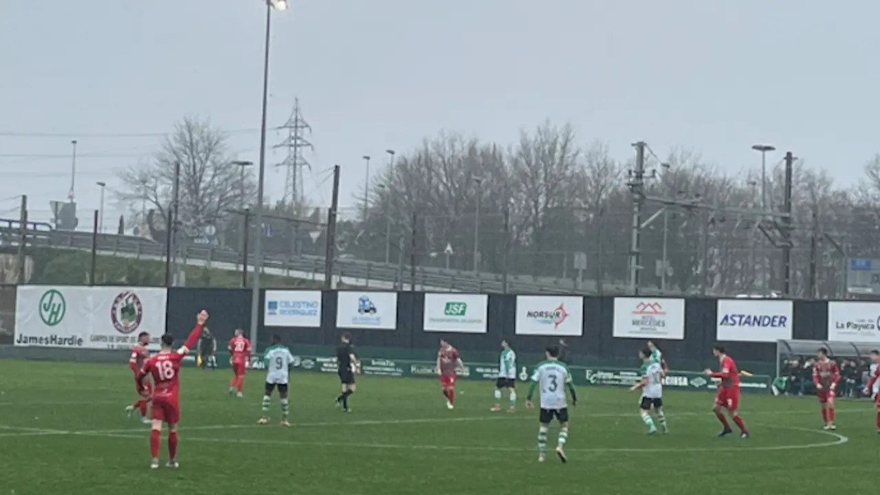 La Gimn&aacute;stica de Torrelavega y el Rayo Cantabria disputan un intenso encuentro bajo la lluvia en La Planchada, en un duelo marcado por la lucha f&iacute;sica y el juego directo.