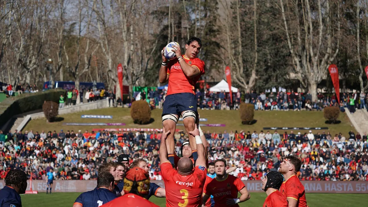 La selecci&oacute;n espa&ntilde;ola masculina de rugby ante Pa&iacute;ses Bajos. / WALTER DEGIROLMO