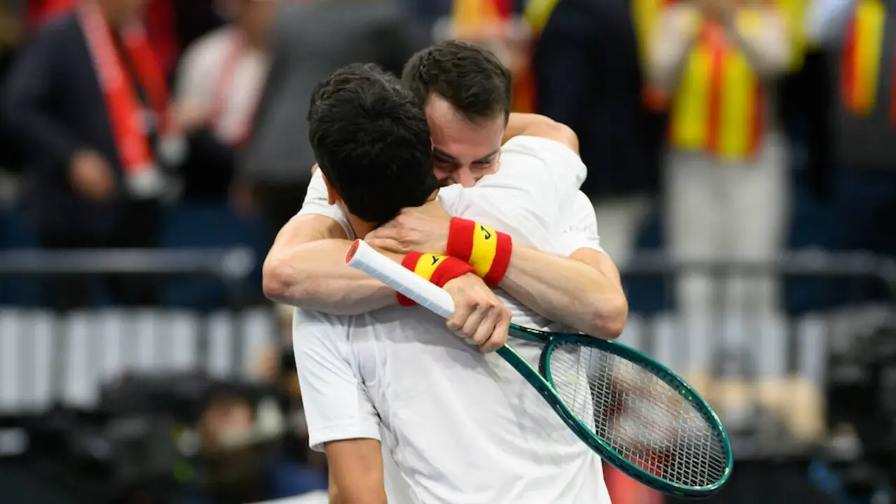 Jaume Munar y Pedro Mart&iacute;nez se abrazan tras ganar en dobles. / Copa Davis
