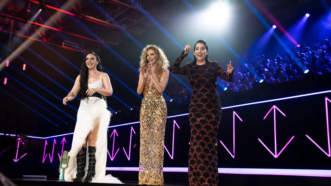 (I-D) Las presentadoras In&eacute;s Hernand, Paula V&aacute;zquez y Ruth Lorenzo, durante la gala final del Benidorm Fest 2025. / Joaqu&iacute;n Reina