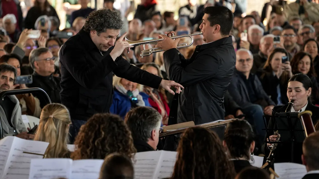 El director de orquesta y m&uacute;sico Gustavo Dudamel durante un concierto, en el Pabell&oacute;n de l'Oliveral. / Eduardo Manzana