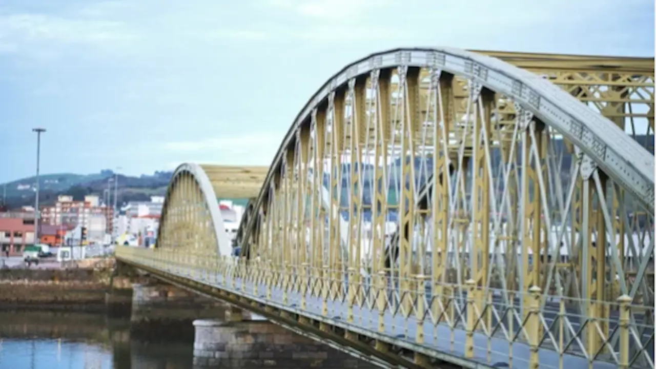 El puente que une Colindres con Treto. / A.S.P