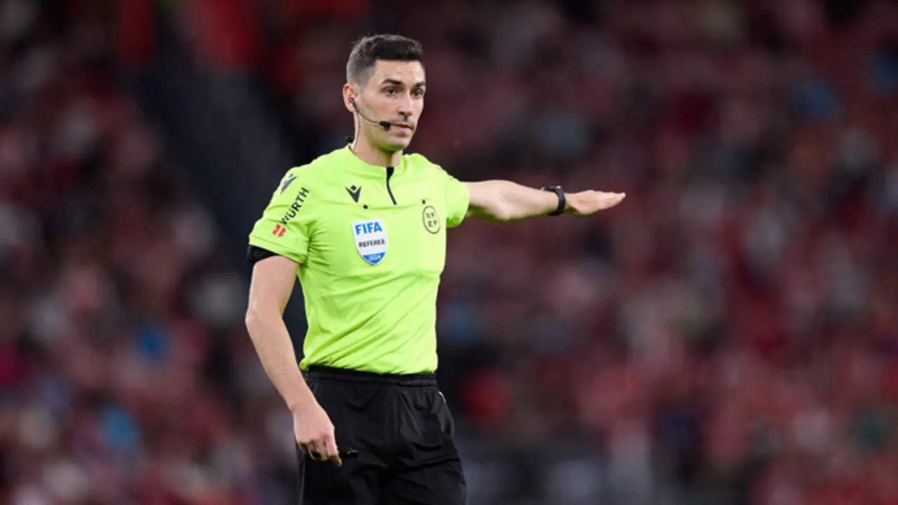 El colegiado Mu&ntilde;iz Ruiz, en un partido de liga. / redx