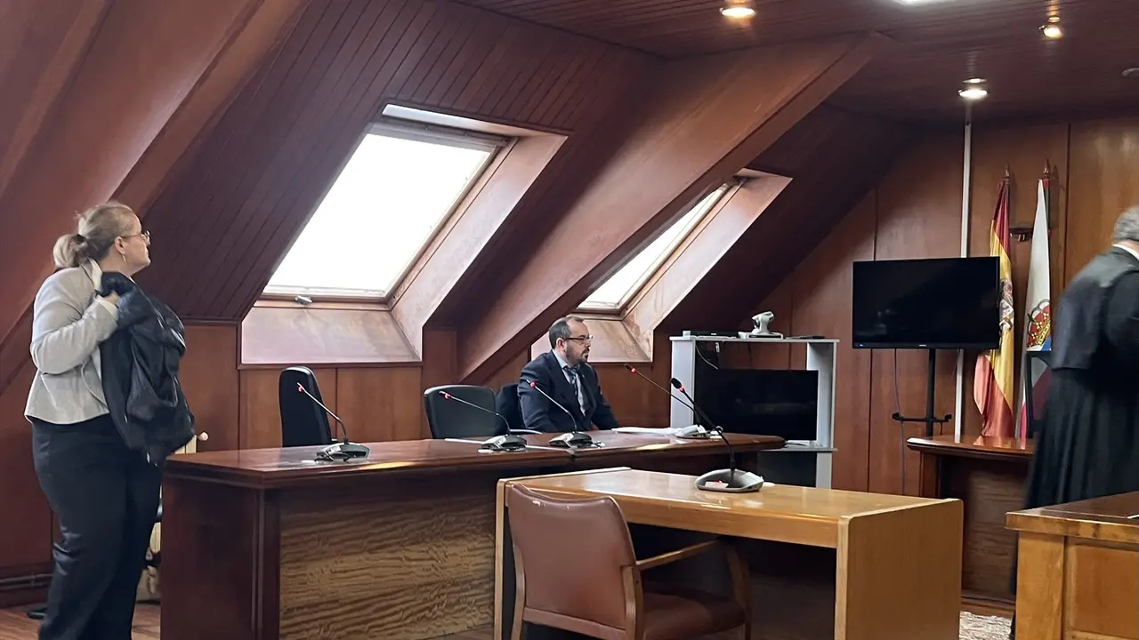 La exalcaldesa de Cieza, Lorena P&eacute;rez, al finalizar la vista en la que se ha formalizado el acuerdo de conformidad al que ha llegado con la Fiscal&iacute;a. / EP