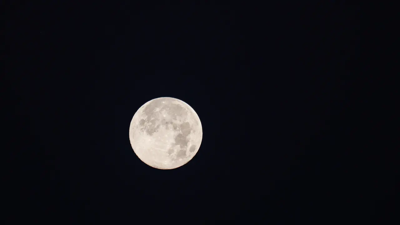 La luna en el cielo oscuro. / AFP7