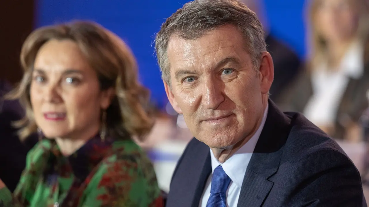 El presidente del Partido Popular, Alberto N&uacute;&ntilde;ez Feij&oacute;o, junto a la secretaria general del PP, Cuca Gamarra, durante la Junta Directiva Nacional del Partido Popular. / Eduardo Parra