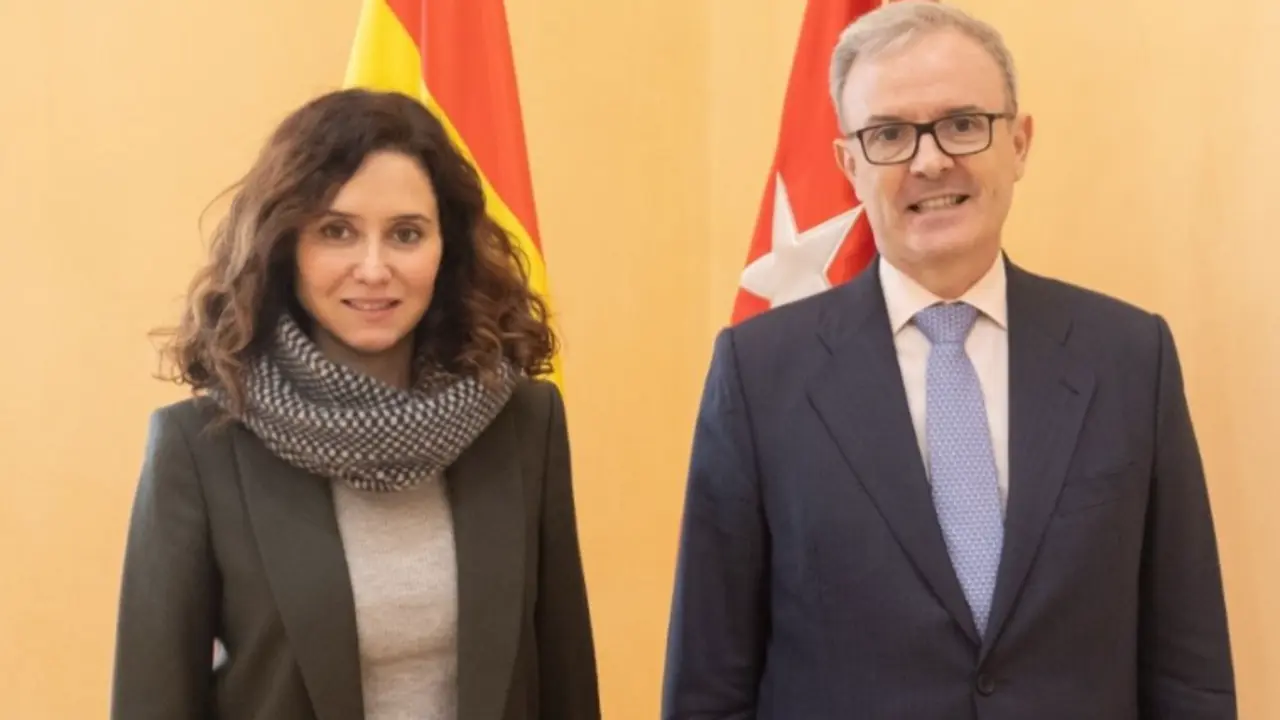 Isabel D&iacute;az Ayuso y Guillermo Kirkpatrick en su reuni&oacute;n del 10 de enero. /  EP
