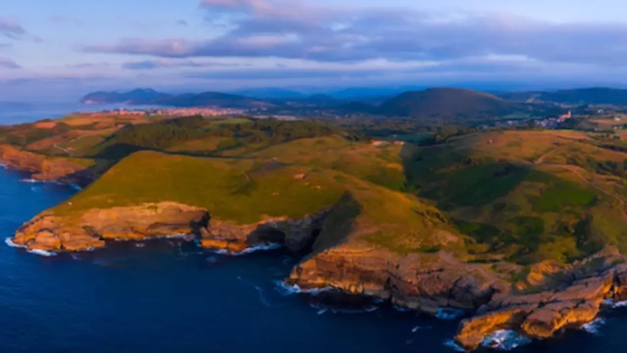 Vista a&eacute;rea de Punta Cueva Colina, Ecoparque Trasmiera, municipio de Arnuero, Cantabria. / A.S.