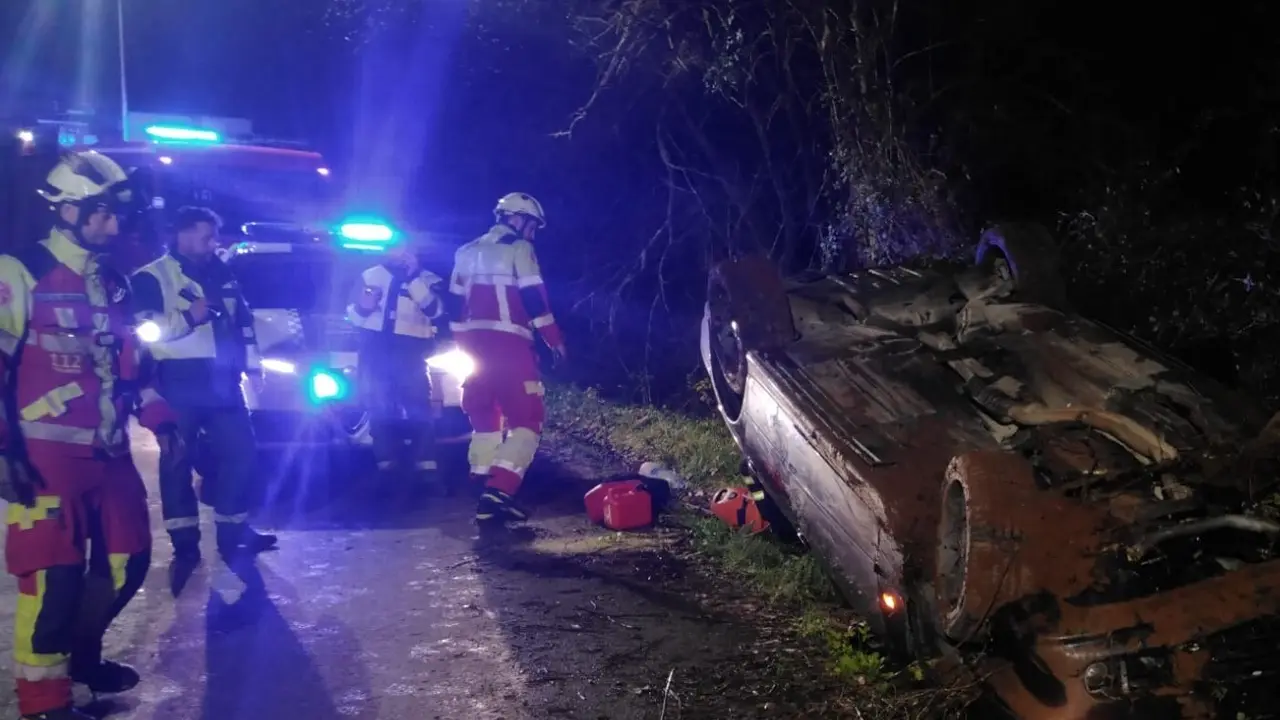 Efectivos de emergencias intervienen tras la salida de v&iacute;a y vuelco de un veh&iacute;culo en el km 2 de la CA-458, en Las Pilas