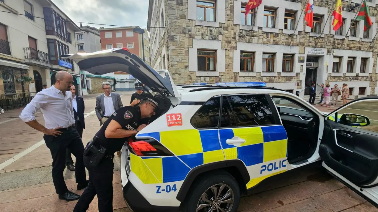El alcalde de Torrelavega, Javier L&oacute;pez Estrada (PRC), junto al concejal Pedro P&eacute;rez Noriega (PRC), durante la presentaci&oacute;n de nuevos veh&iacute;culos para la Polic&iacute;a Local. La seguridad en la ciudad sigue siendo motivo de controversia tras las denuncias sindicales.