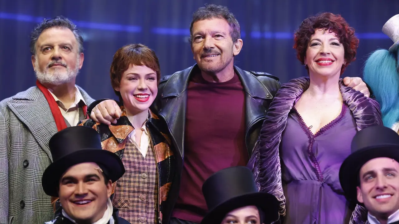 (I-D) Carlos Segu&iacute;, Lydia Fair&eacute;n, Antonio Banderas y Marta Ribera durante la presentaci&oacute;n del musical 'Gypsy' presentado en el Teatro Apolo. / Antonio Guti&eacute;rrez