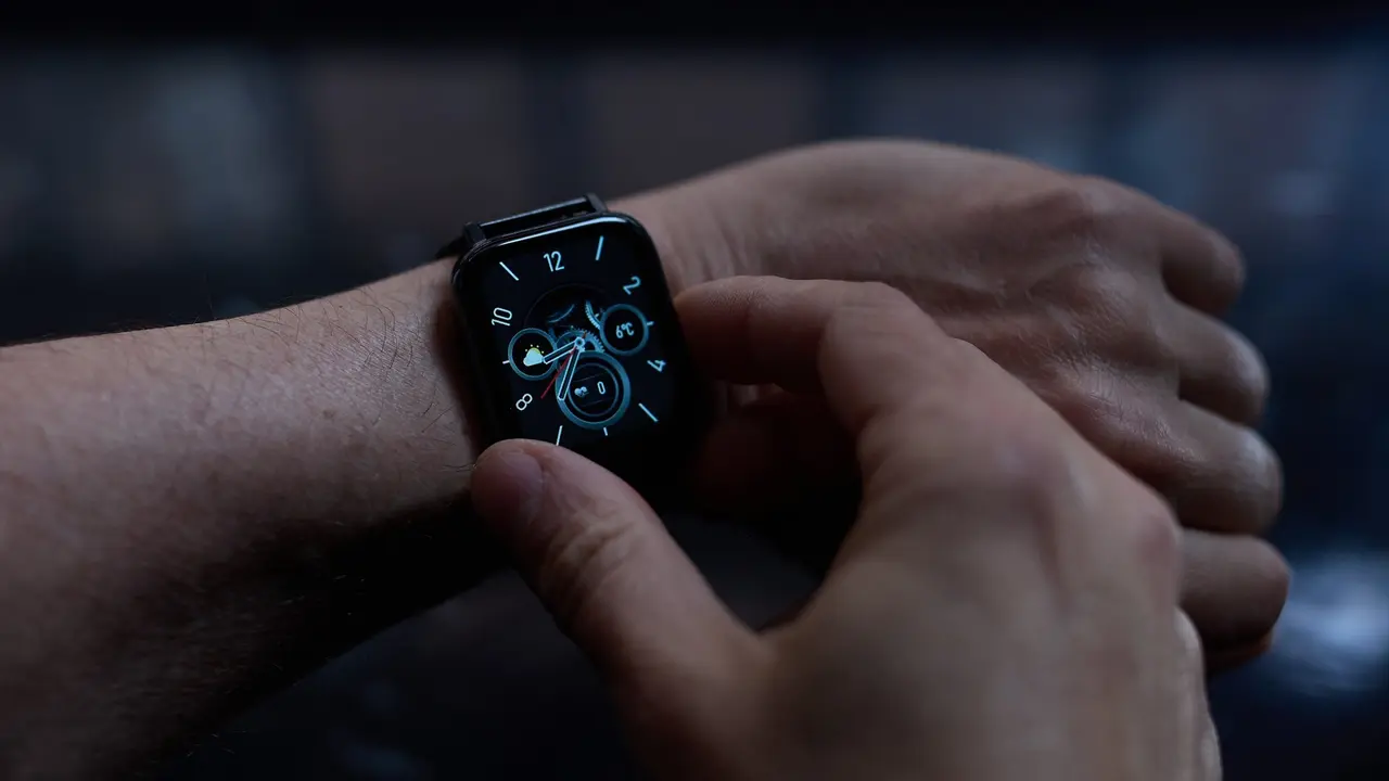 Una persona mira su reloj. / Jes&uacute;s Hell&iacute;n