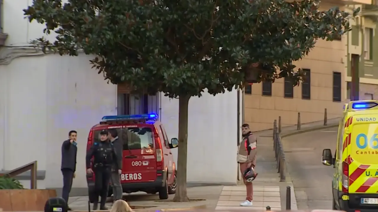 Bomberos, Polic&iacute;a y una ambulancia del 061 Cantabria en la zona del incendio ocurrido el pasado 17 de enero de 2025 en la calle Juan de la Cosa, donde fallecieron tres personas. Las autoridades contin&uacute;an investigando las causas del siniestro.