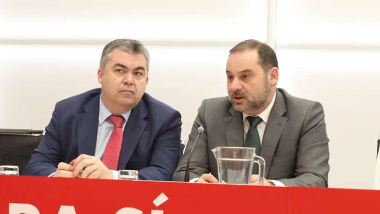 El secretario de Organizaci&oacute;n del PSOE, Santos Cerd&aacute;n y el exministro de Transportes, Movilidad y Agenda Urbana, Jos&eacute; Luis &Aacute;balos. / EP / Archivo