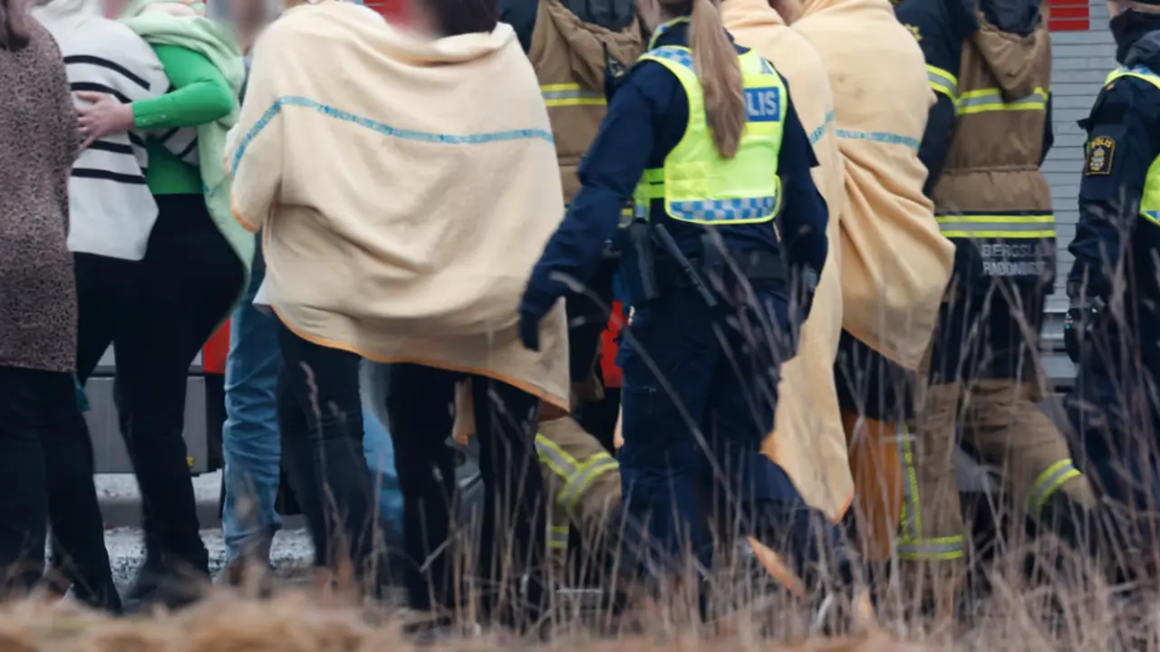 Los estudiantes de la escuela, envueltos en mantas t&eacute;rmicas, son escoltados por la polic&iacute;a y los servicios de emergencia tras el incidente. En el interior del centro, las autoridades encontraron varias armas y una bolsa con forma de guitarra donde el agresor las ocultaba, seg&uacute;n los informes. Foto: Andreas Bardell.