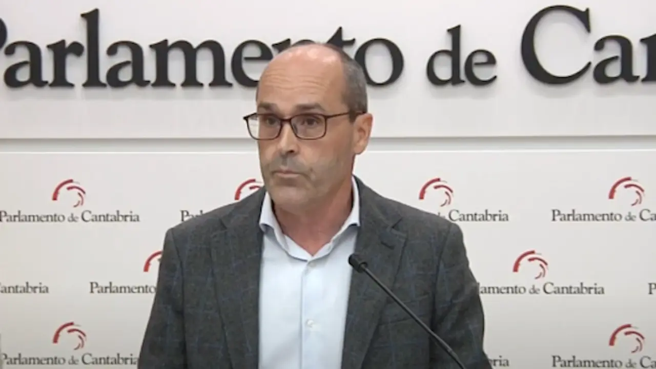 Juan Jos&eacute; Alonso, coordinador general del Partido Popular de Cantabria, durante su intervenci&oacute;n en rueda de prensa en el Parlamento regional. / ALERTA / ARCHIVO