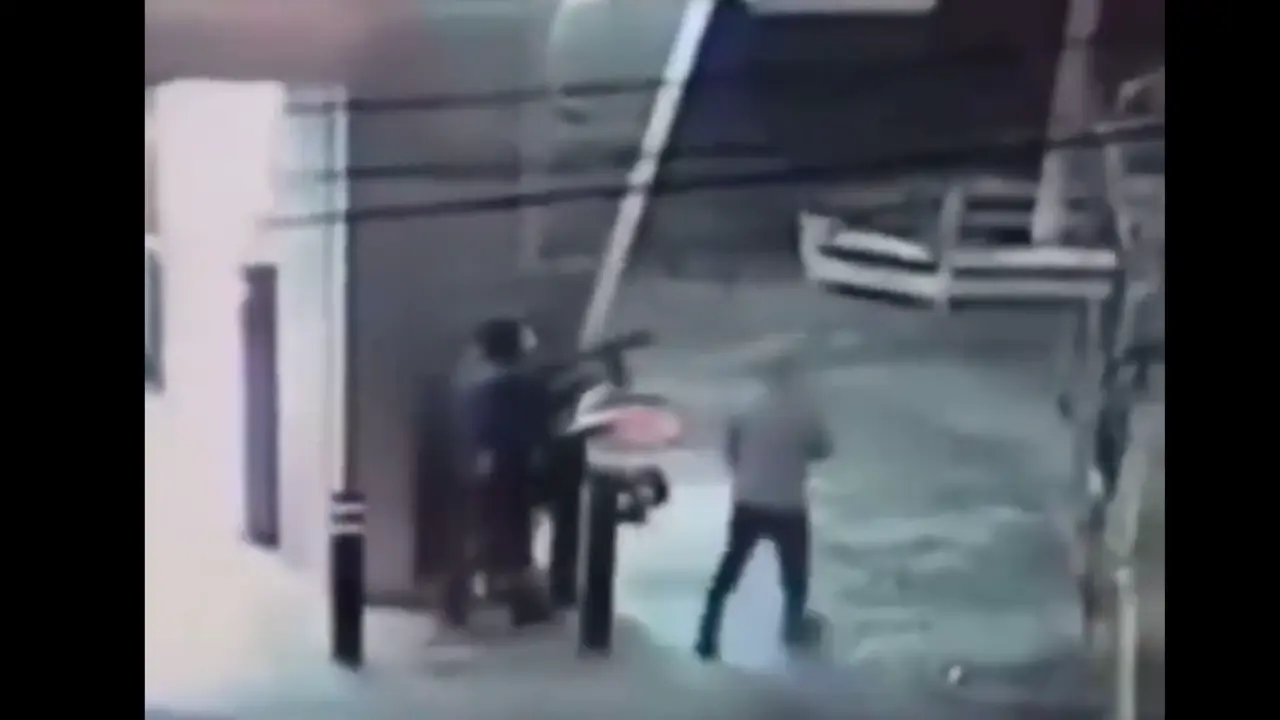 Imagen captada por c&aacute;maras de seguridad en la estaci&oacute;n de metro de Cl&eacute;menceau, en Bruselas, donde dos individuos encapuchados y armados con fusiles de asalto irrumpieron y efectuaron varios disparos. / X