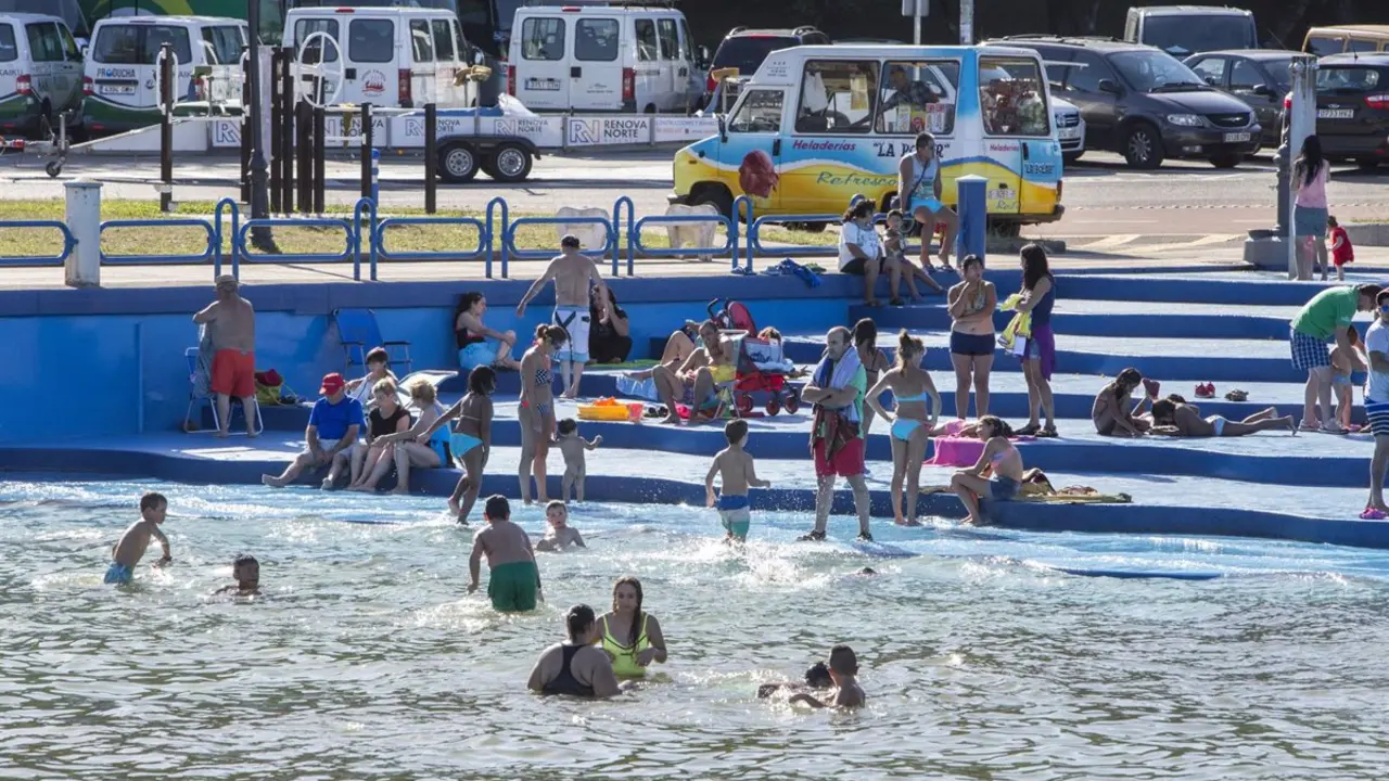 Varias personas disfrutan de la playa. / EP