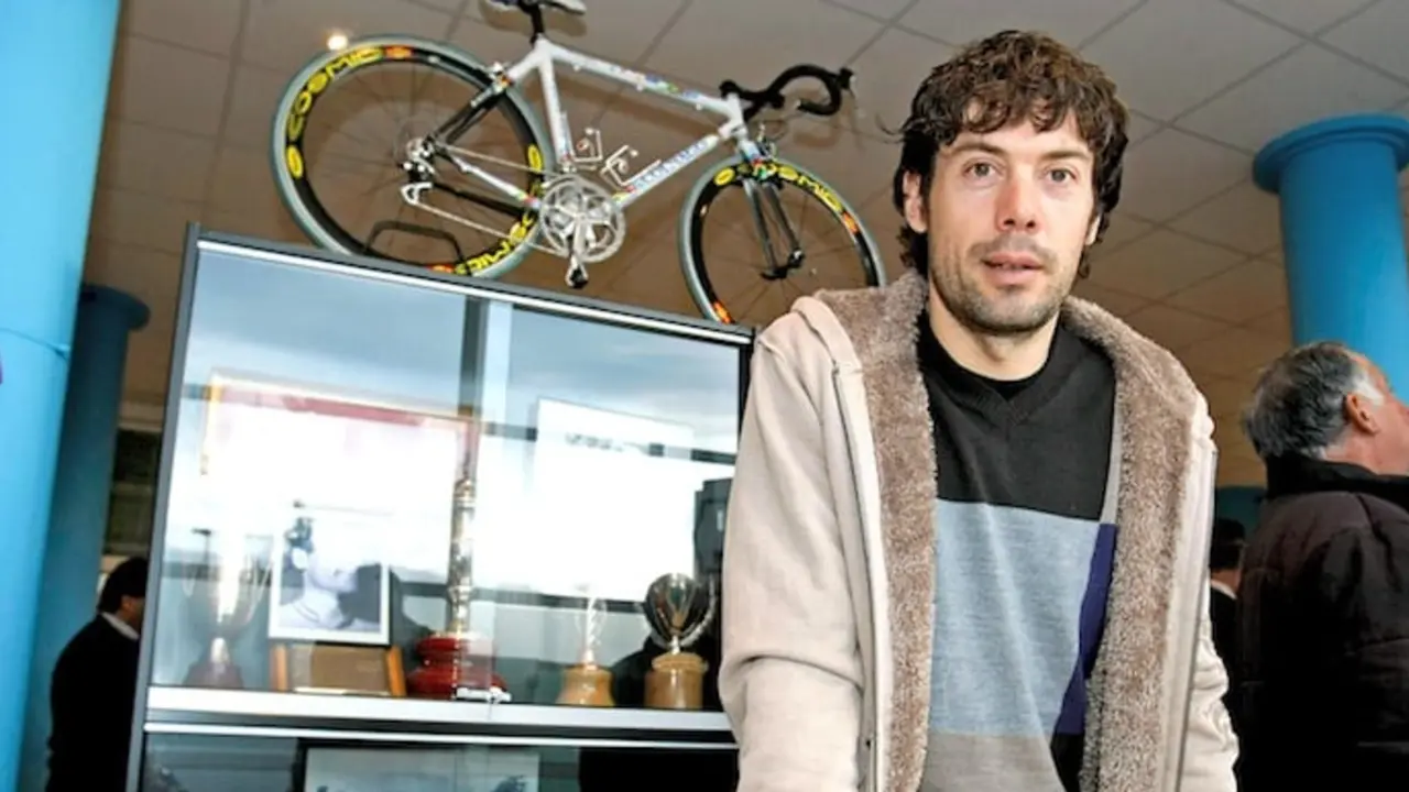 El ciclista c&aacute;ntabro Oscar Freire, posa con la bicicleta con la que gan&oacute; su primer campeonato mundial, que ha donado al Museo del Ciclismo "Vicente Trueba" en su ciudad natal, Torrelavega (Cantabria), donde esta tarde ha recibido un reconocimiento a su carrera deportiva. EFE/Alberto Aja