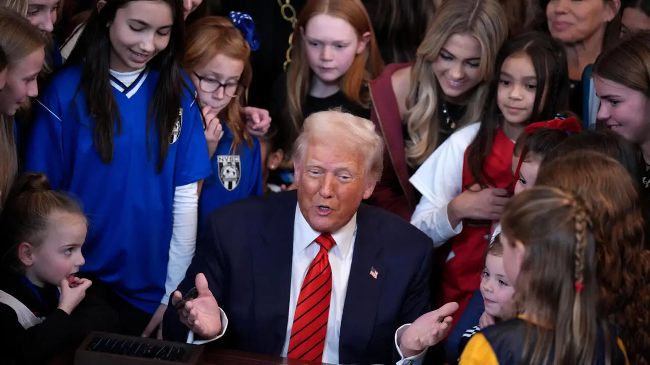 El presidente de los Estados Unidos, Donald Trump, acompa&ntilde;ado por atletas femeninas firma la orden ejecutiva "No a los hombres en los deportes femeninos" en la Sala Este de la Casa Blanca el 5 de febrero de 2025 en Washington, DC. / X