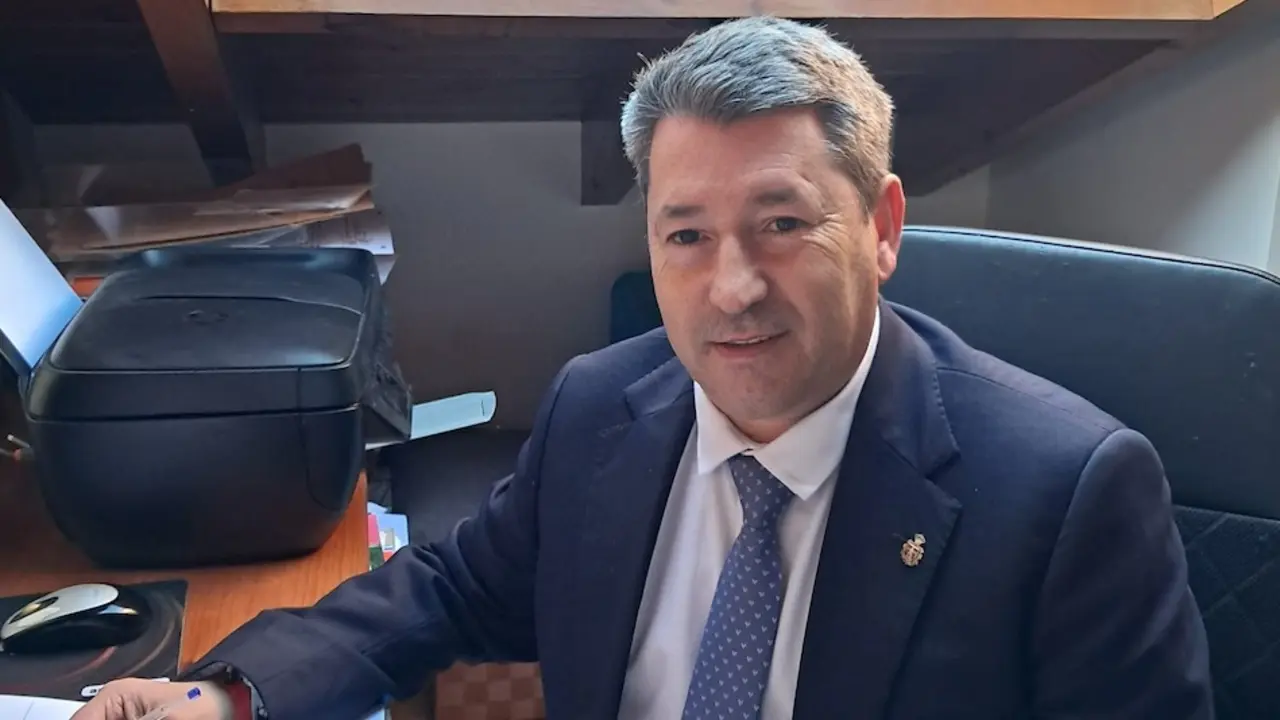 El alcalde de Cabez&oacute;n de la Sal, &Oacute;scar L&oacute;pez, en su despacho, revisando documentaci&oacute;n municipal. / ALERTA