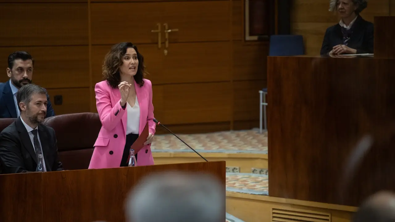 La presidenta de la Comunidad de Madrid, Isabel D&iacute;az Ayuso, interviene durante un pleno en la Asamblea de Madrid. / Alejandro Mart&iacute;nez V&eacute;lez